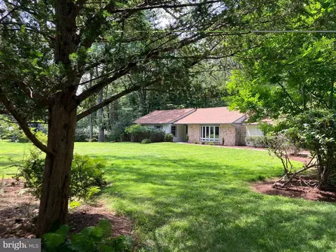 14 Laurel Cir, Malvern, PA 19355