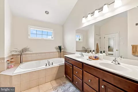 Bath - 277 Cherry Ln, Kennett Square, PA 19348 photo 2 of 3