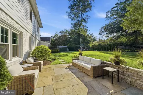 Exterior - 417 Heatherwood Ln, Devon, PA 19333 photo 6 of 10