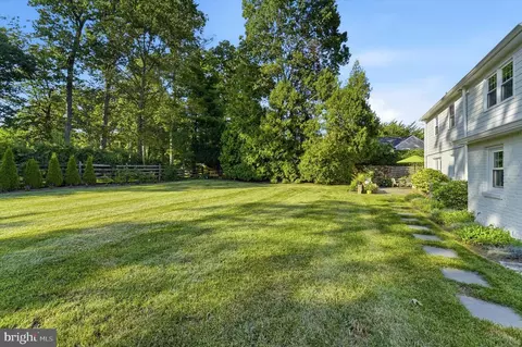 Exterior - 417 Heatherwood Ln, Devon, PA 19333 photo 4 of 10