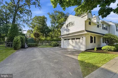 Exterior - 417 Heatherwood Ln, Devon, PA 19333 photo 3 of 10