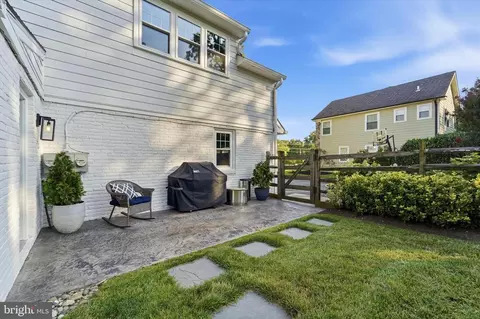 Exterior - 417 Heatherwood Ln, Devon, PA 19333 photo 7 of 10