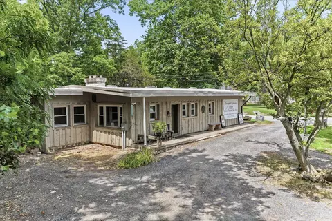 3671 Saint Peters Rd, Elverson, PA 19520