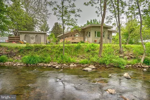 3671 Saint Peters Rd, Elverson, PA 19520