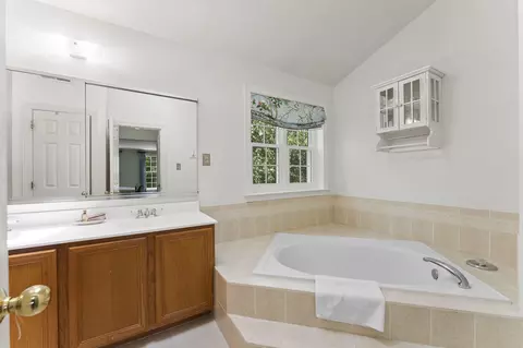 Bath - 27 Cameron Ct, Exton, PA 19341 photo 2 of 5