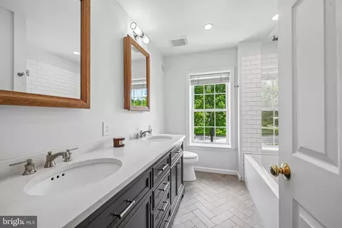 Bath - 409 Chester Rd, Devon, PA 19333 photo 5 of 8