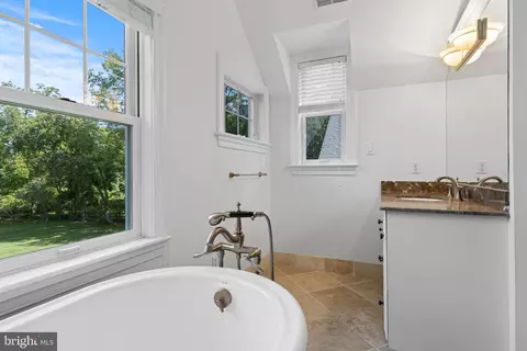 Bath - 225 Sugartown Rd, Devon, PA 19333 photo 5 of 9