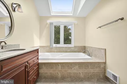 Bath - 301 Fox Run, Exton, PA 19341 photo 2 of 5