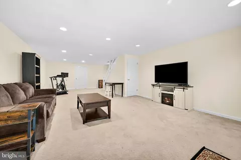 Living - 301 Fox Run, Exton, PA 19341 photo 2 of 3