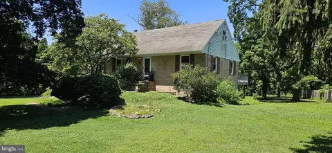 10 Golfview Ln, Malvern, PA 19355