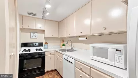 Kitchen - 18 Drummers Ln, Wayne, PA 19087 photo 3 of 4
