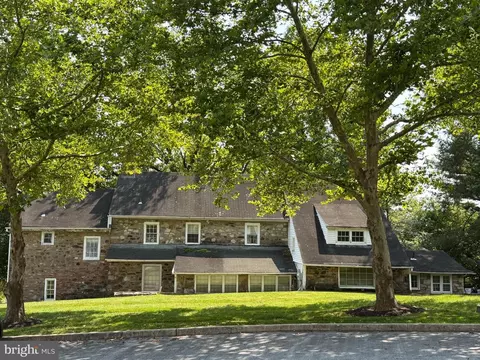 1500 Meadow Hunt Ln, Newtown Square, PA 19073