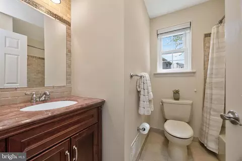 Bath - 600 Brecknock Dr, Exton, PA 19341 photo 3 of 3