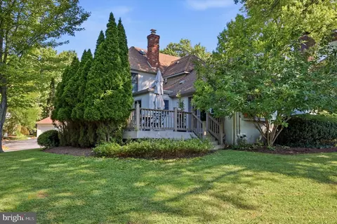 Exterior - 19 Highfield Ln, Wayne, PA 19087 photo 4 of 10