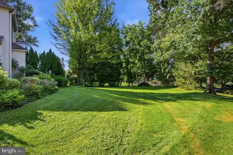 Exterior - 19 Highfield Ln, Wayne, PA 19087 photo 9 of 10
