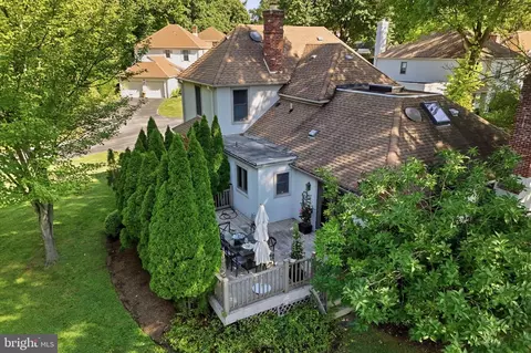 Exterior - 19 Highfield Ln, Wayne, PA 19087 photo 2 of 10
