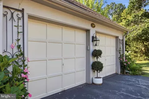 Exterior - 19 Highfield Ln, Wayne, PA 19087 photo 7 of 10
