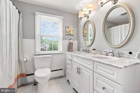 Bath - 716 Clovelly Ln, Devon, PA 19333 photo 5 of 10