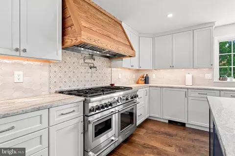 Kitchen - 716 Clovelly Ln, Devon, PA 19333 photo 4 of 11