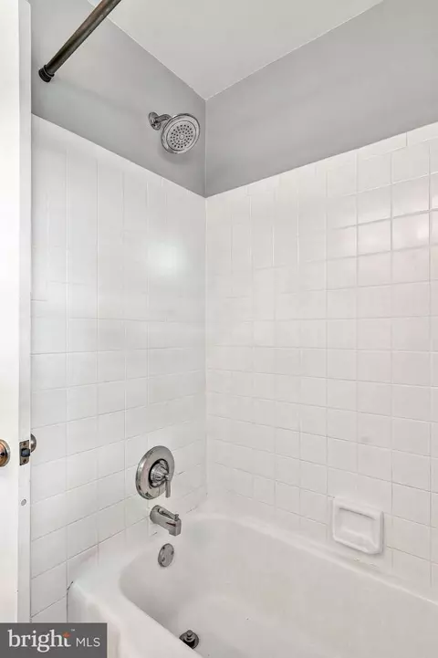 Bath - 716 Clovelly Ln, Devon, PA 19333 photo 6 of 10