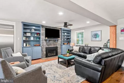 Living - 716 Clovelly Ln, Devon, PA 19333 photo 4 of 6