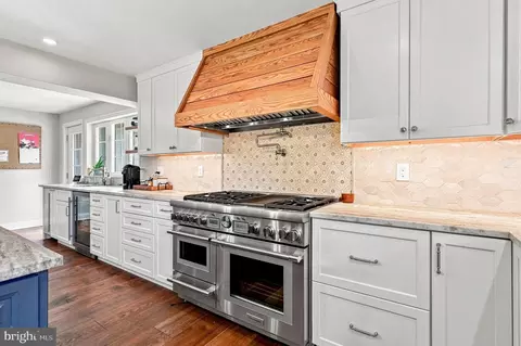 Kitchen - 716 Clovelly Ln, Devon, PA 19333 photo 5 of 11