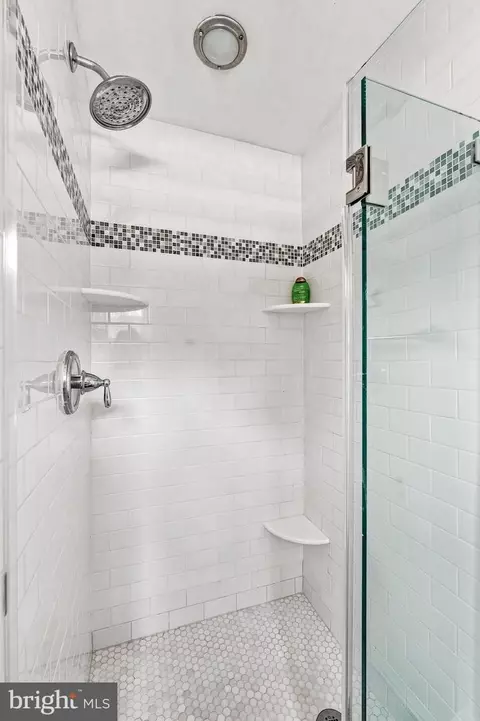 Bath - 716 Clovelly Ln, Devon, PA 19333 photo 4 of 10