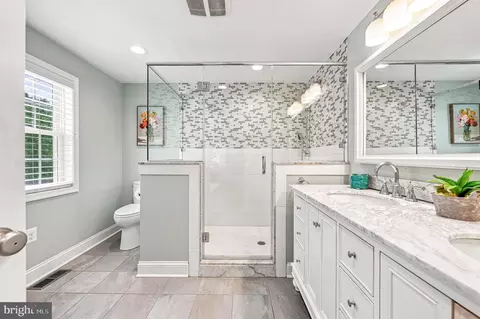 Bath - 716 Clovelly Ln, Devon, PA 19333 photo 8 of 10