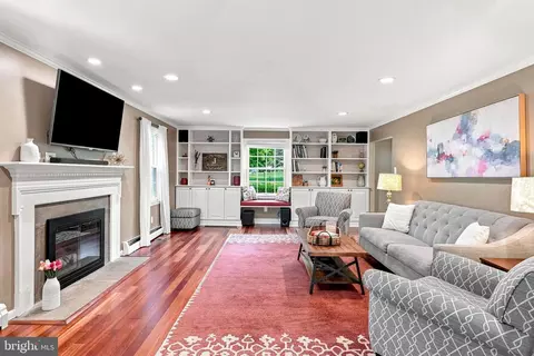 Living - 716 Clovelly Ln, Devon, PA 19333 photo 1 of 6