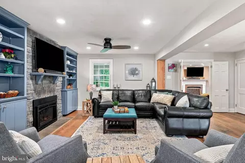 Living - 716 Clovelly Ln, Devon, PA 19333 photo 5 of 6