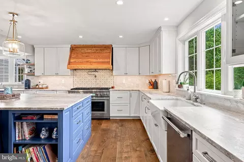 Kitchen - 716 Clovelly Ln, Devon, PA 19333 photo 6 of 11