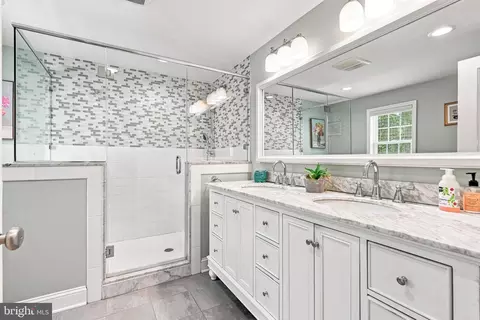 Bath - 716 Clovelly Ln, Devon, PA 19333 photo 7 of 10