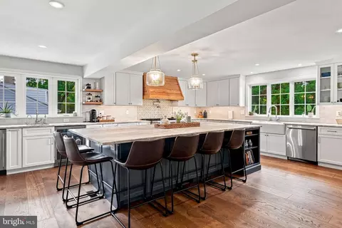 Kitchen - 716 Clovelly Ln, Devon, PA 19333 photo 7 of 11