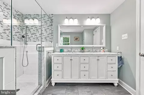 Bath - 716 Clovelly Ln, Devon, PA 19333 photo 9 of 10