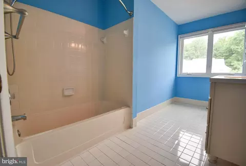 Bath - 49 E Jonathan Ct #49, Kennett Square, PA 19348 photo 2 of 2
