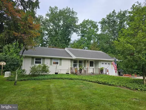 102 Garnet Ln, Coatesville, PA 19320