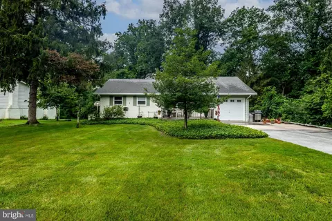 102 Garnet Ln, Coatesville, PA 19320