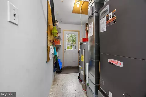 Entry Way - 133 Caernarvon Ct, Exton, PA 19341 photo 2 of 3