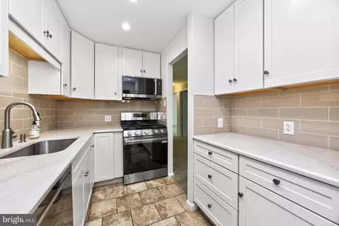 Kitchen - 111 Drummers Ln #111, Wayne, PA 19087 photo 2 of 2