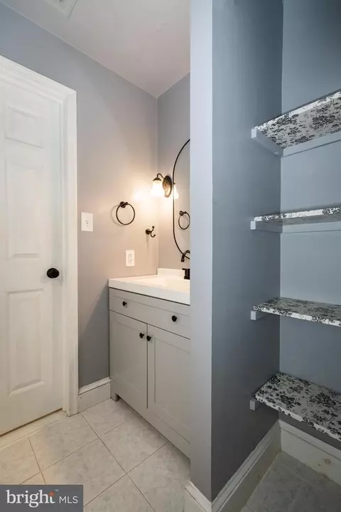 Bath - 274 Valley Stream Ln, Wayne, PA 19087 photo 1 of 3