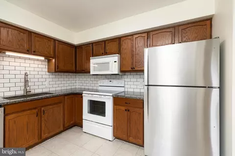 Kitchen - 274 Valley Stream Ln, Wayne, PA 19087 photo 2 of 3
