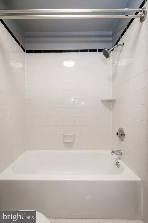 Bath - 274 Valley Stream Ln, Wayne, PA 19087 photo 2 of 3