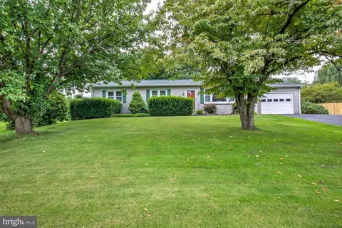 720 Meadow Dr, Honey Brook, PA 19344