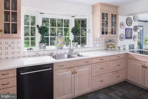 Kitchen - 672 Clovelly Ln, Devon, PA 19333 photo 4 of 6