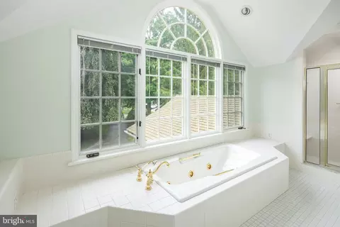 Bath - 672 Clovelly Ln, Devon, PA 19333 photo 6 of 8