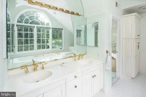 Bath - 672 Clovelly Ln, Devon, PA 19333 photo 4 of 8