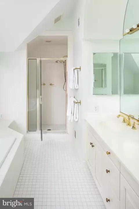 Bath - 672 Clovelly Ln, Devon, PA 19333 photo 5 of 8
