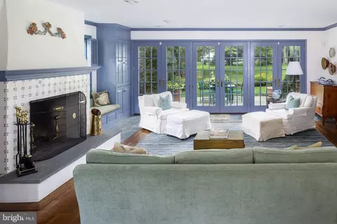 Living - 672 Clovelly Ln, Devon, PA 19333 photo 4 of 5