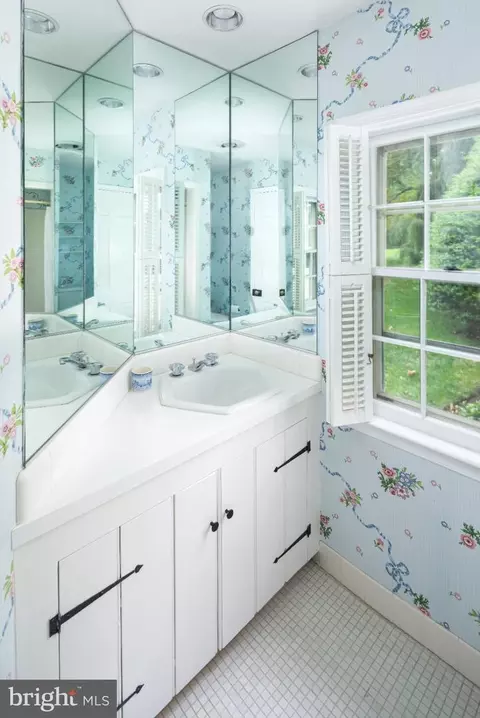 Bath - 672 Clovelly Ln, Devon, PA 19333 photo 2 of 8