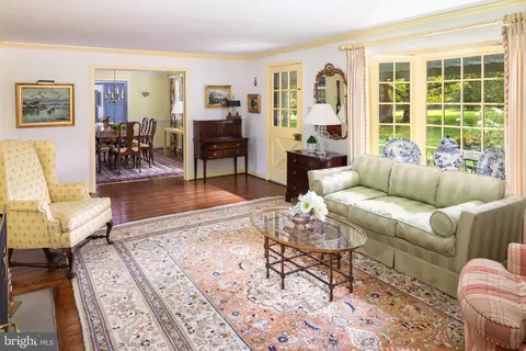 Living - 672 Clovelly Ln, Devon, PA 19333 photo 2 of 5